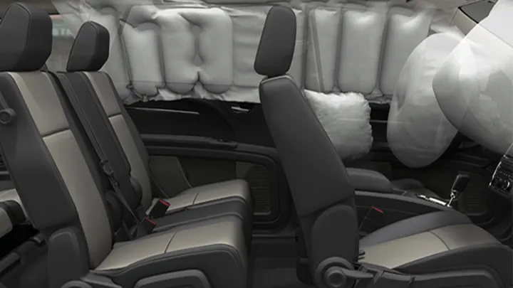 Auto-interieur met opgeblazen gordijn- en zijairbags
