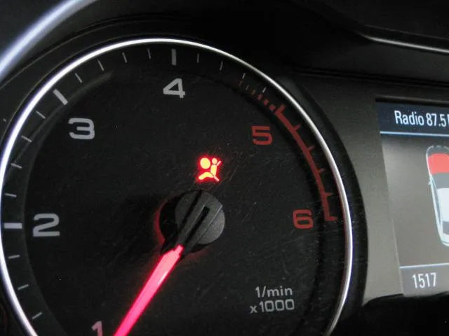 Dashboard met brandend airbaglampje